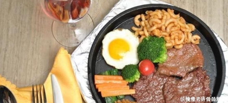 吃牛排时，服务员送你“一张纸”，不是用来擦嘴的，看完就不会闹笑话了