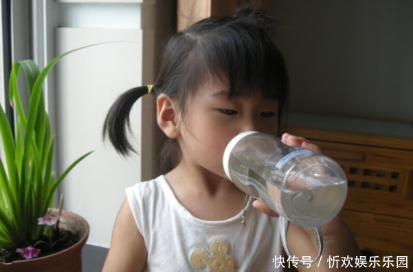 提醒别在3个时间强迫孩子喝水,容易积食还伤脾,父母长点心