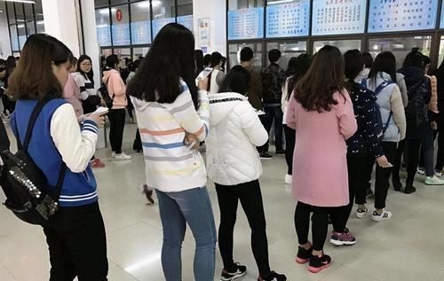 为啥大学食堂的饭菜“便宜又好吃”学姐说出原因,众人恍然大悟