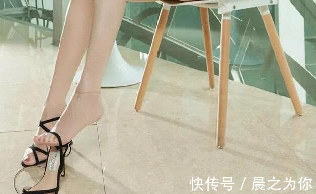 线条 尖头细跟高跟鞋搭配丝袜,透露着优雅的魅力,给人一种不一样的感觉!