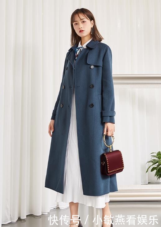 女人到了40岁,冬天穿大衣时,鞋子建议穿这3种,时髦更有档次