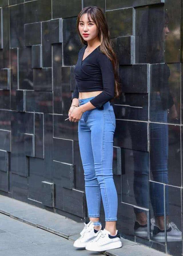 街拍：姑娘穿得特别简约，穿着时尚大方，长得更漂亮有气质