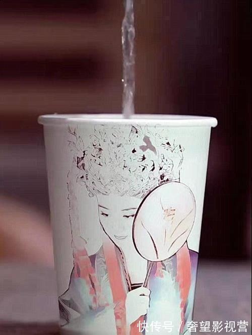 紙杯#美術生在杯子上畫“知否”，當倒入水瞬間，網友：居老師挺??！