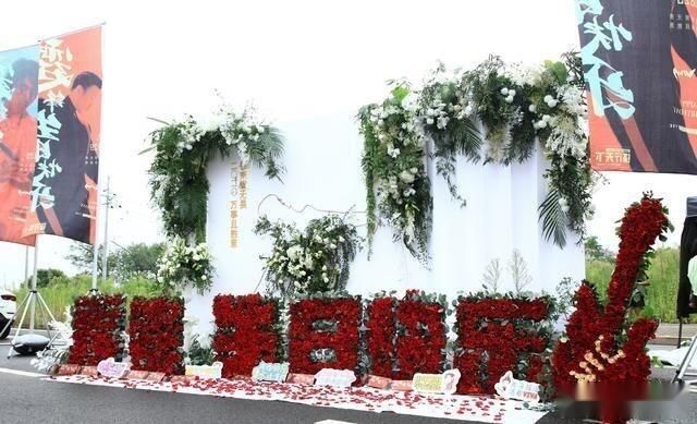 王菲|谢霆锋40岁生日,刻意布置成求婚现场,但王菲却不在乎