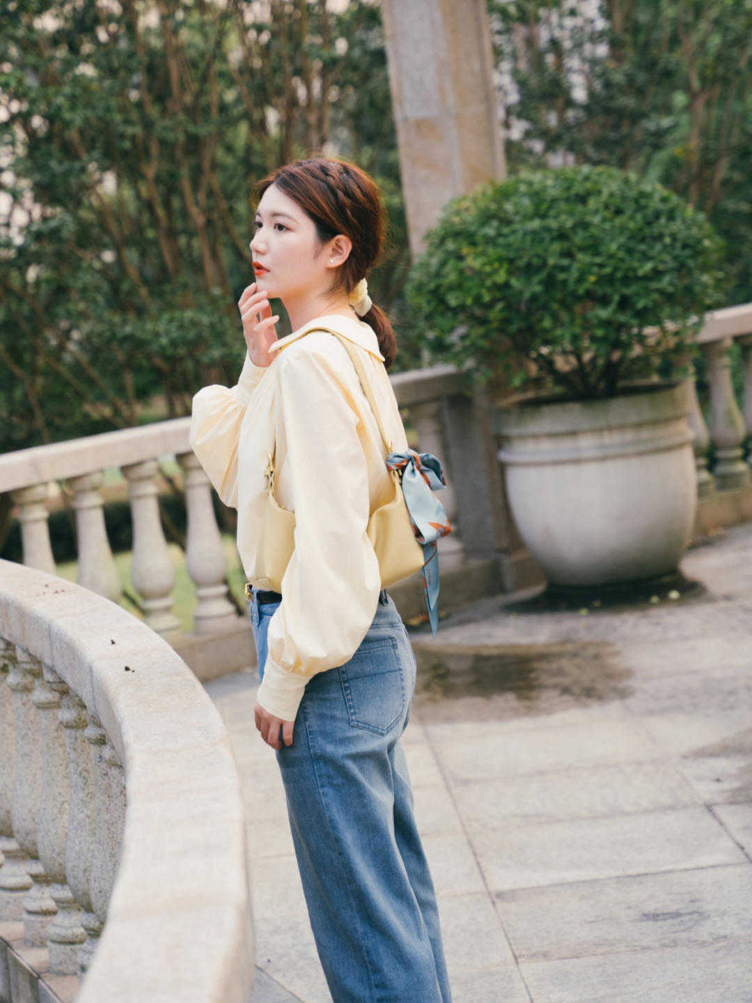 时尚博主|经典大气的初秋穿搭示范,衬衫搭配牛仔裤干练简约,洒脱时髦