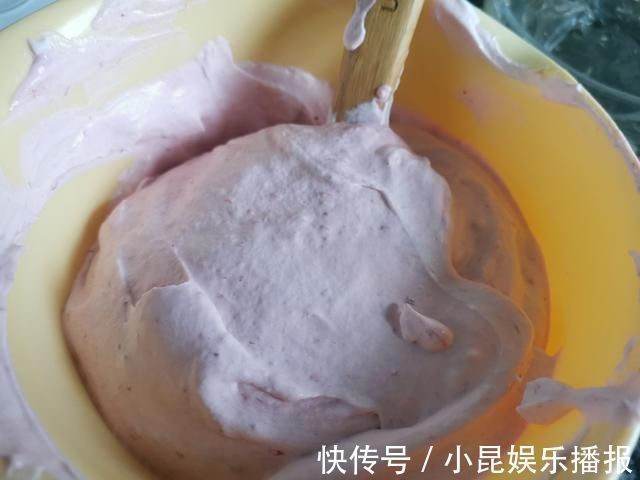 孩子在家吵着吃蛋糕,无奈之下自己动手给孩子做,孩子吃了一半