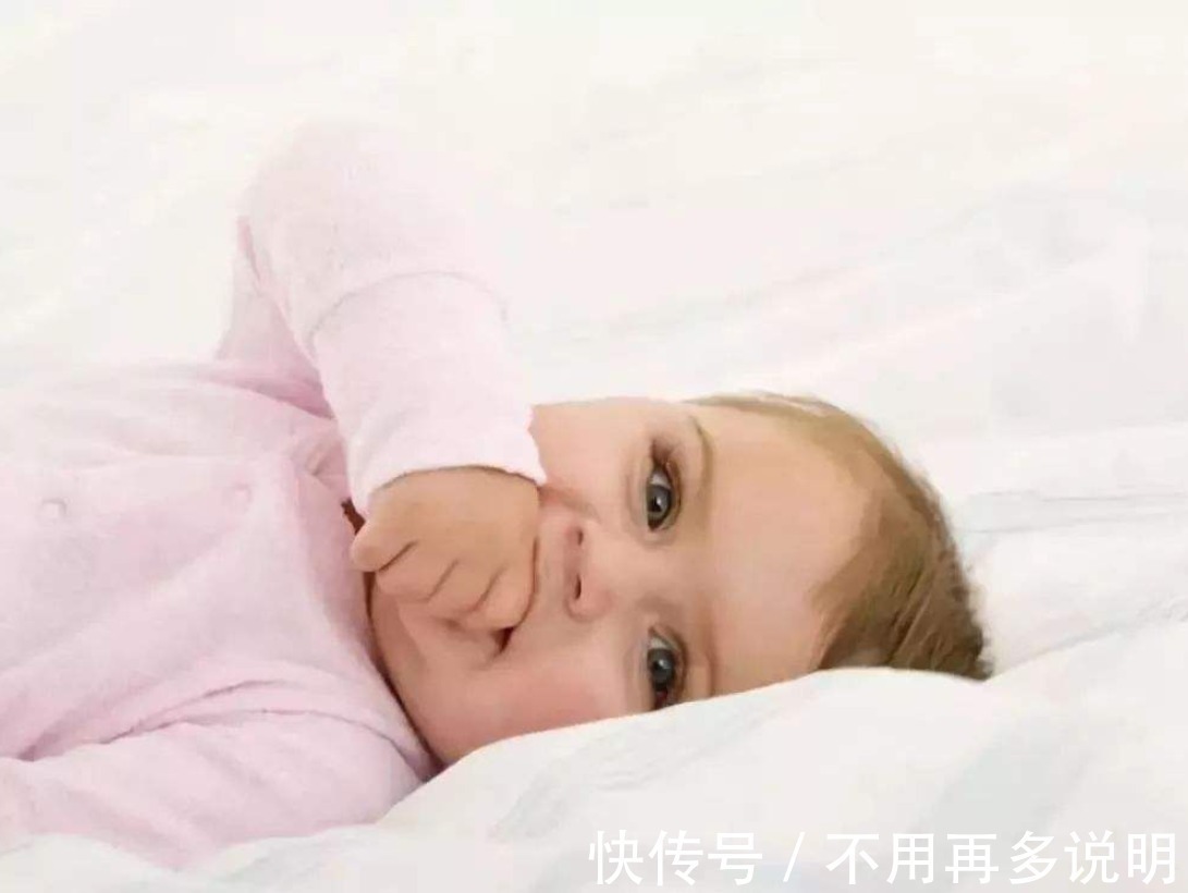 肩膀|“最馋宝宝”高铁上看人吃东西,口水流满爸爸肩膀,网友:小饕餮