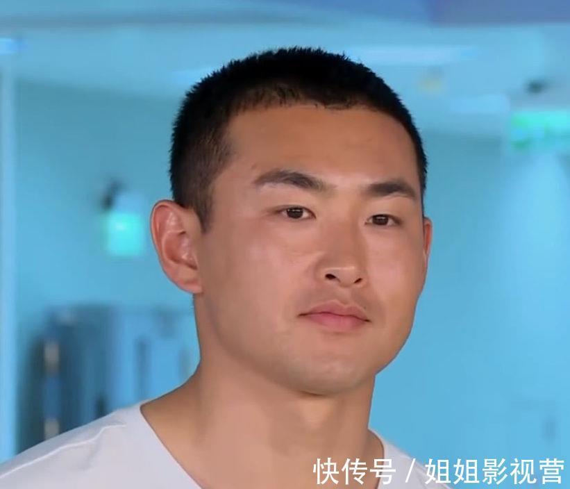 宋雨琦|《奔跑吧》节目组搞两种待遇,人梯大战素人都戴头盔,跑男却没有