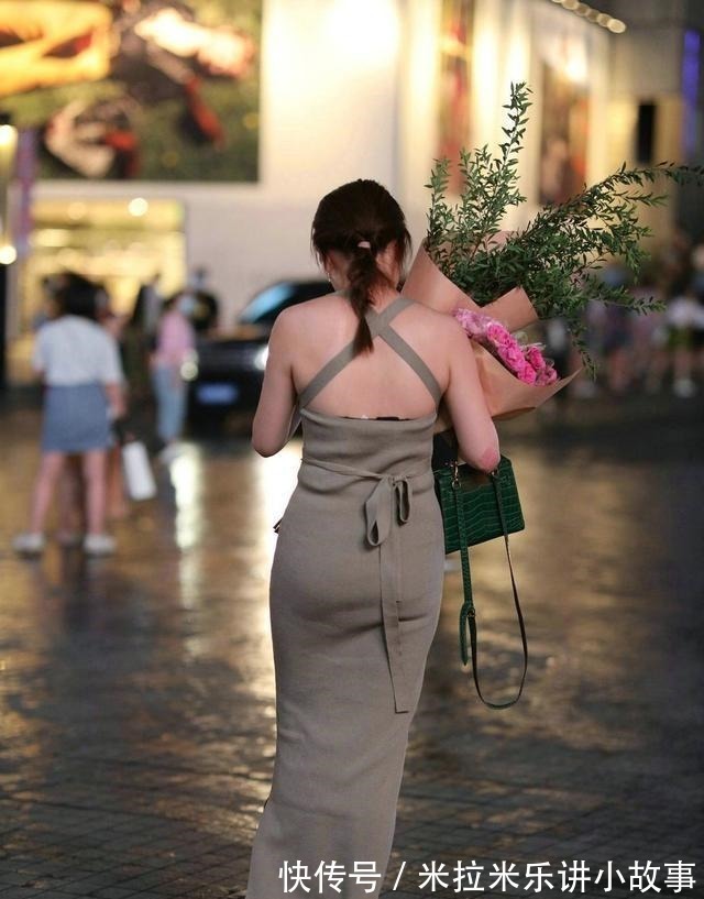 连衣裙 修身的露背连衣裙又甜又飒,配水晶高跟鞋,气质惊艳又优雅!