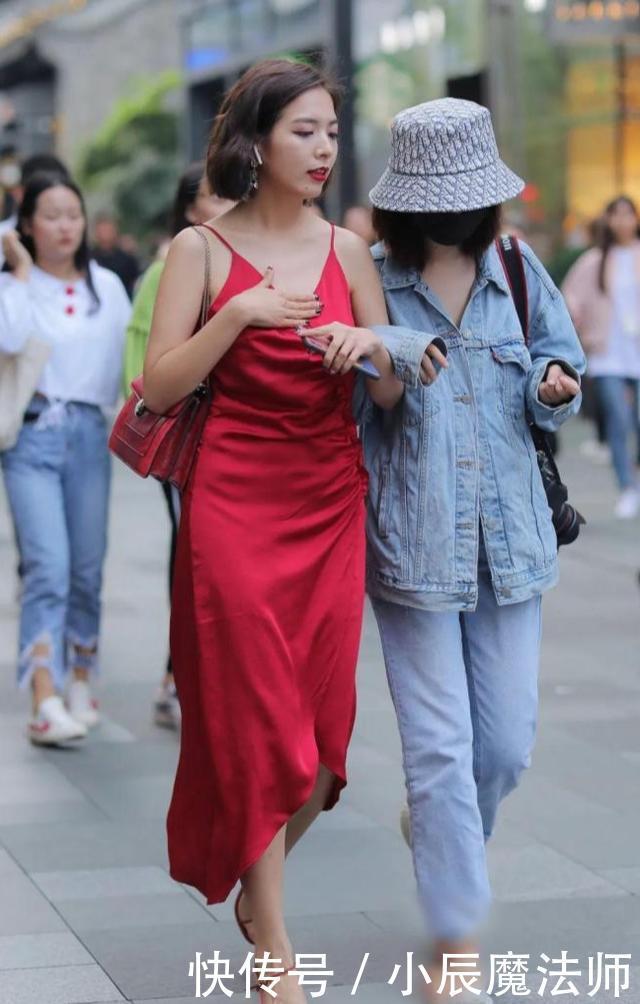  同色系|美女穿搭：红色V字领长裙，搭配同色系矮跟鞋，彰显出与众不同的气质