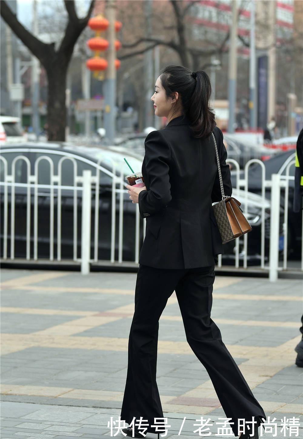 街拍: 穿着西服职业女性到底是做什么工作, 尖头细跟单鞋简单时髦
