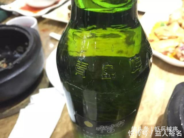 中国游客在朝鲜喝啤酒，看到啤酒瓶上的文字，觉得不可思议