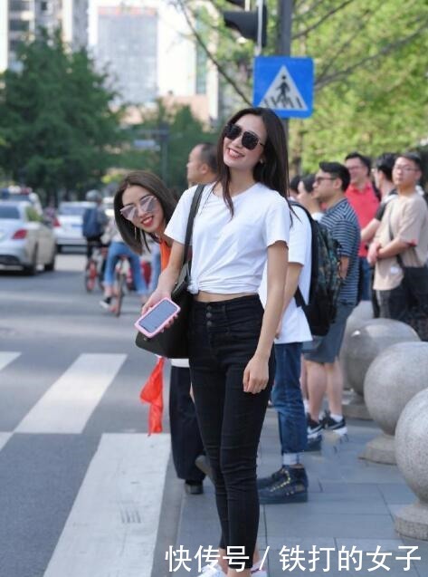 小姐姐|修身牛仔裤加上小白衣，轻松搭配出休闲个性的美