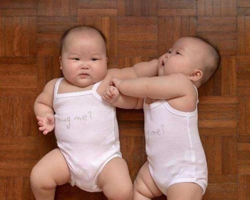 滚先生|爸爸姓滚,喜迎双胞胎,却为起名想破头,爷爷随口一说全家点赞