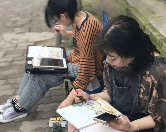  惟妙惟肖|美术生“自画像”走红，老师看完笑出眼泪，网友调侃：是认真的吗