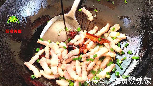 面条别再水煮了,换种新吃法,比凉拌的好吃百倍,我家一周吃5次