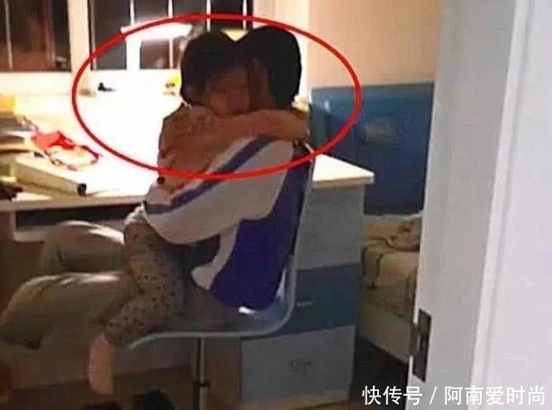 a3437|妹妹跟哥哥相差13岁，一受委屈就往哥哥房间跑，下一秒妈妈不淡定