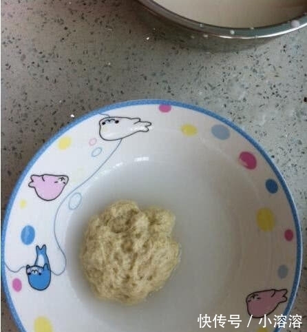 面筋|学着婆婆的方法做凉皮，没想到第一次就成功了，太简单了吧