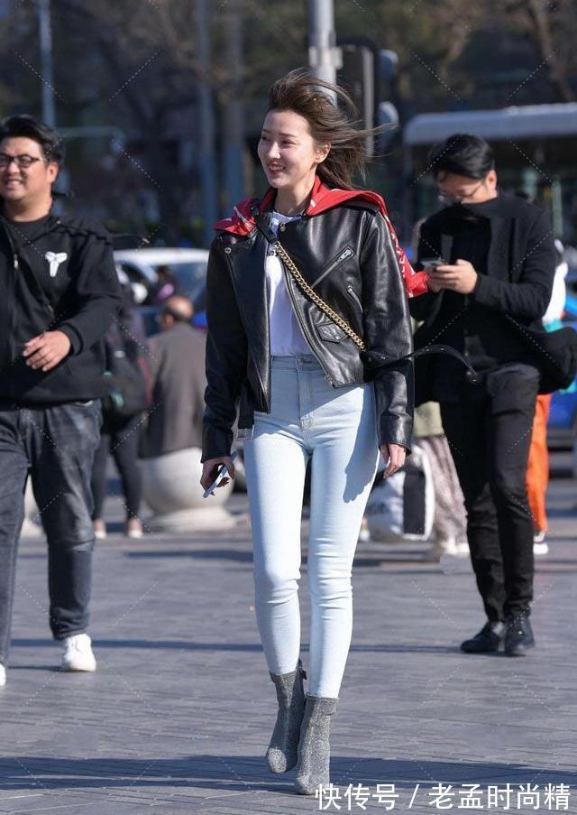 皮衣 黑色机车夹克外套,搭配浅蓝色紧身牛仔裤,简单时髦更显气质