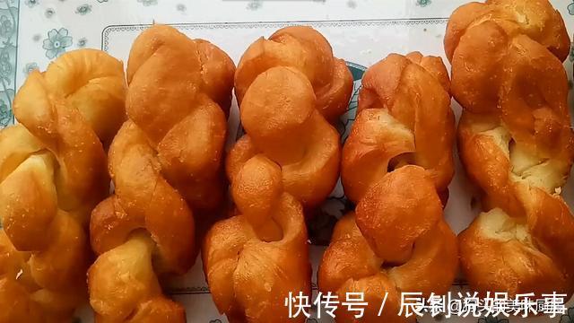 油炸|女儿想吃麻花,自己在家就可以做,淋上蜂蜜,香甜松软,太香了