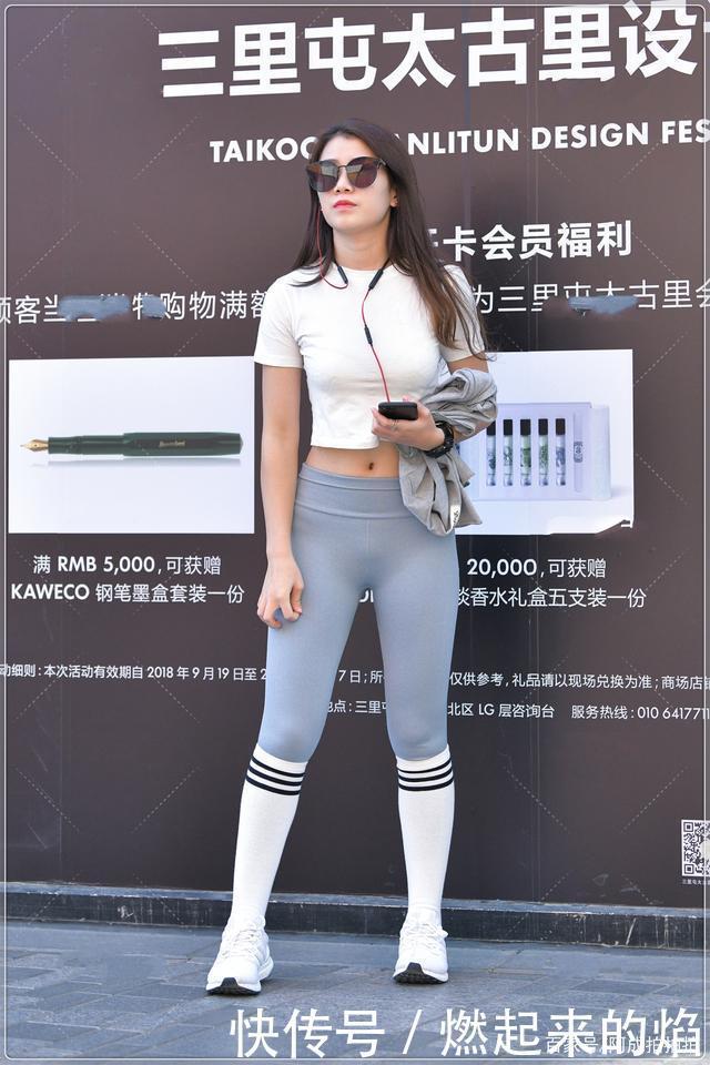 短款白T搭配高筒袜，青春时尚，学生气十足