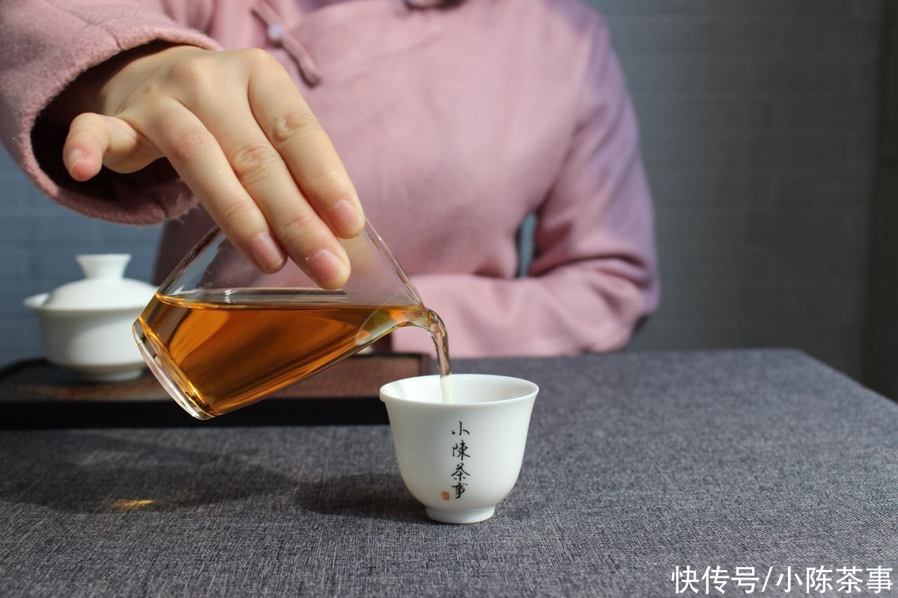  汤色都|白茶、岩茶、红茶、绿茶、普洱茶，可以根据茶汤汤色判断品质吗？