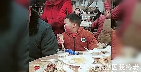 喜宴|旁若无人版,男孩喜宴上肘子不够吃,奶奶爱孙心切从邻桌又拿一盘