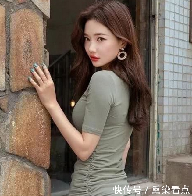 小姐姐|街拍:小姐姐身材丰满,时尚穿搭气质动人,女神范儿十足