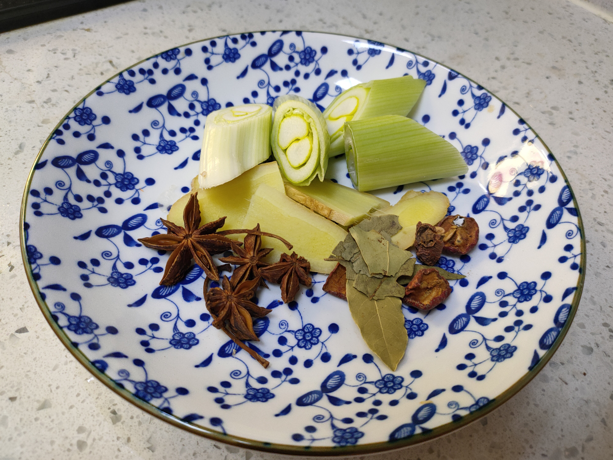 香料|爷爷做了几十年红烧肉，口感软烂香入味，香料只加这四味即可