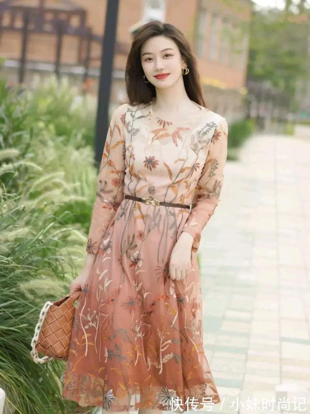 秋天|卡其色包身与裙子相呼应,把秋日感拉满,与秋天撞个满怀