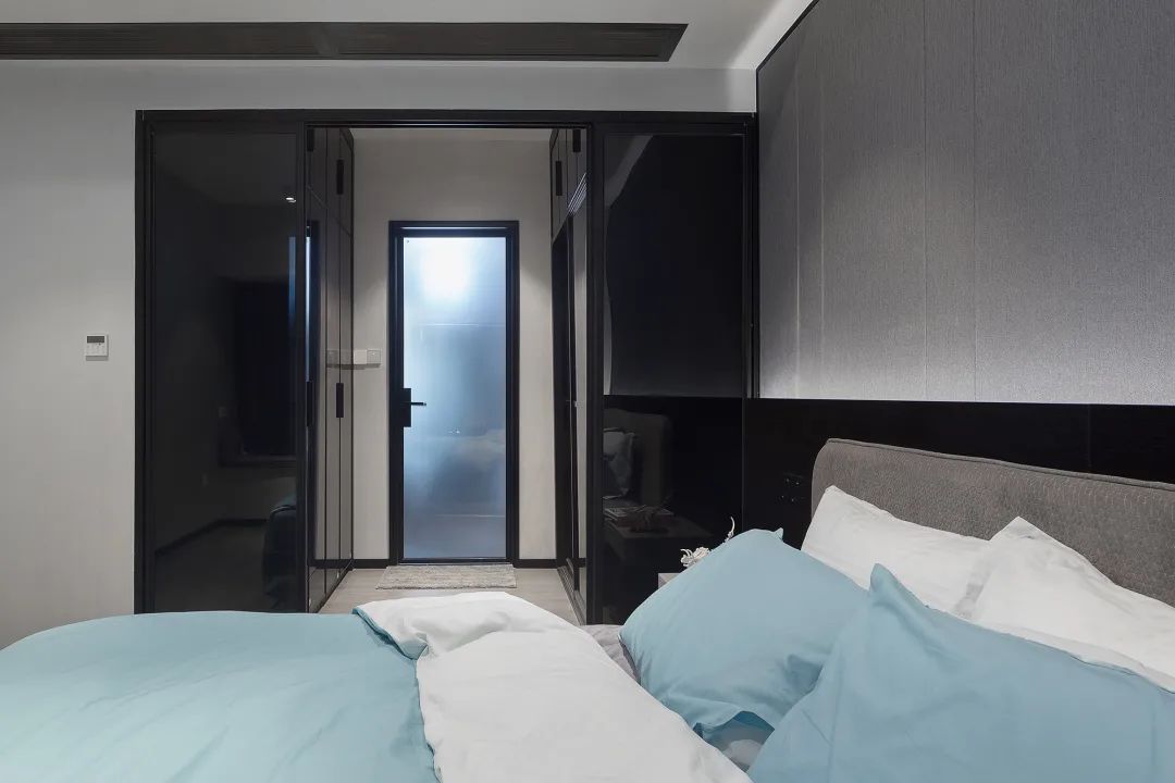 布置|125㎡现代黑白灰+木质感,简雅舒适无主灯,品质生活好自然