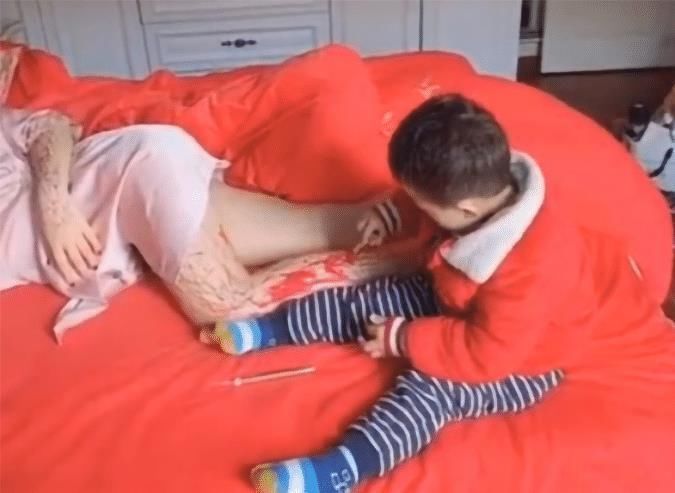 作画|“画家宝宝”趁妈妈睡觉,用口红在她腿上作画,网友:三天没打了