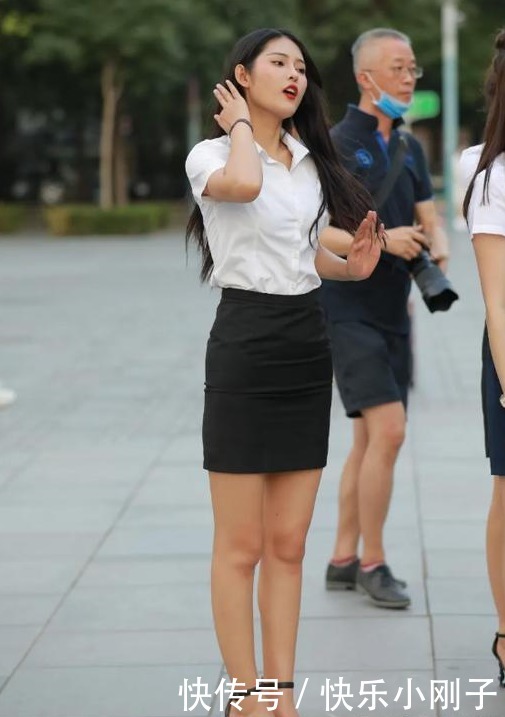 白色短袖衬衣,带来明亮干净的感觉,秀出柔美颈部