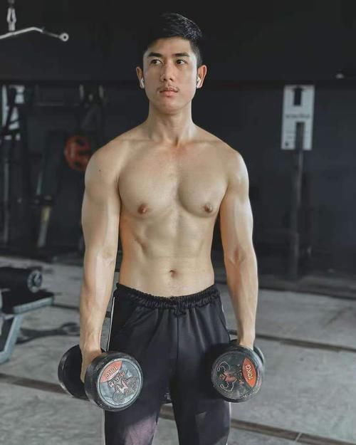 鲜嫩|鲜嫩型男爱健身+运动,挥洒青春汗水雕琢肌肉,胸肌和臂肌很有料