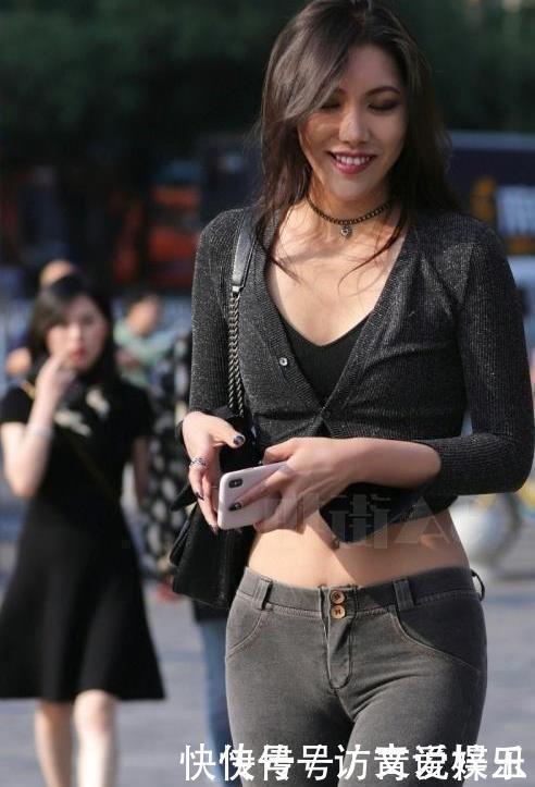 街拍打底裤新颖出彩而且非常时髦,彰显出女神般的时尚活力