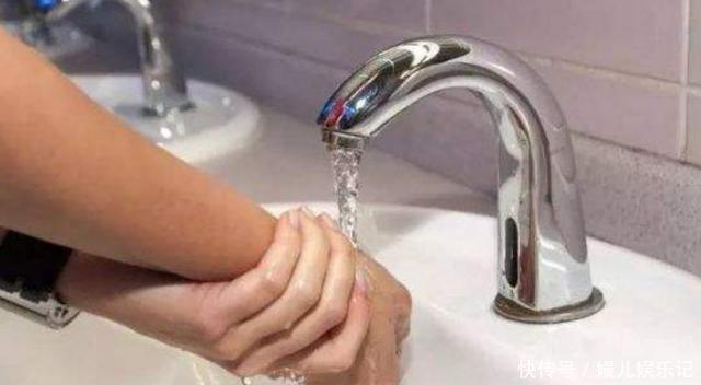 家长|孩子被烫伤,是该先脱衣服还是先冲水?一步做错,孩子伤情更严重