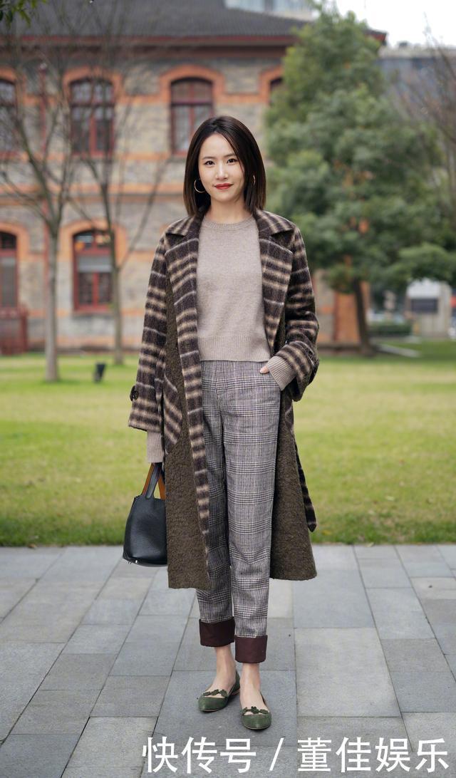 女人再懒,穿大衣也别配直筒裤,学下面潮人这样来穿,时髦又显瘦