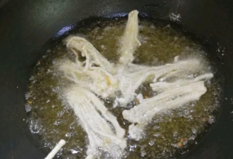 金针菇这样做好吃好看,春节用来招待客人,寓意富贵吉祥受欢迎