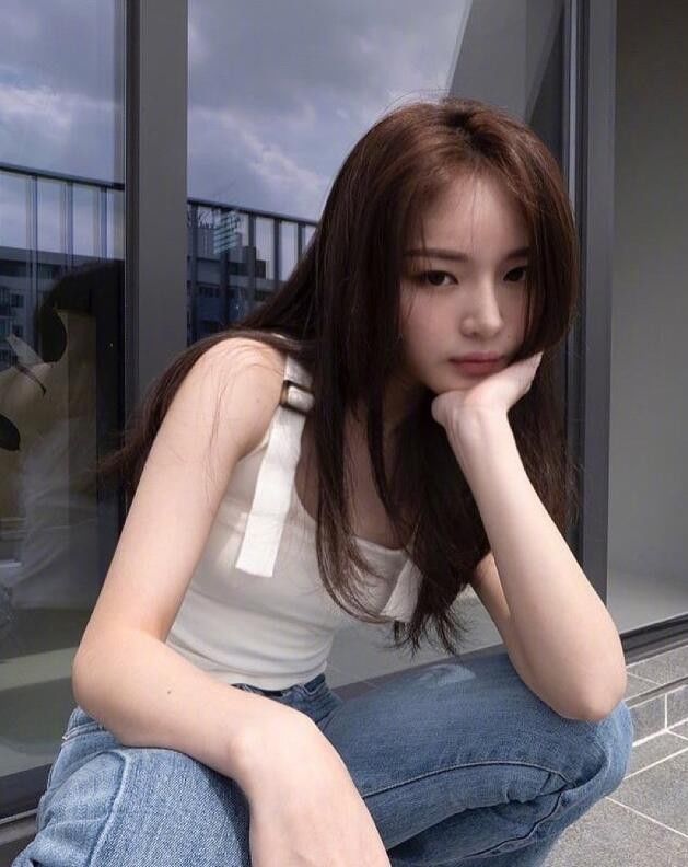 五官精致的小脸韩国小姐姐 咸甜风格都能驾驭