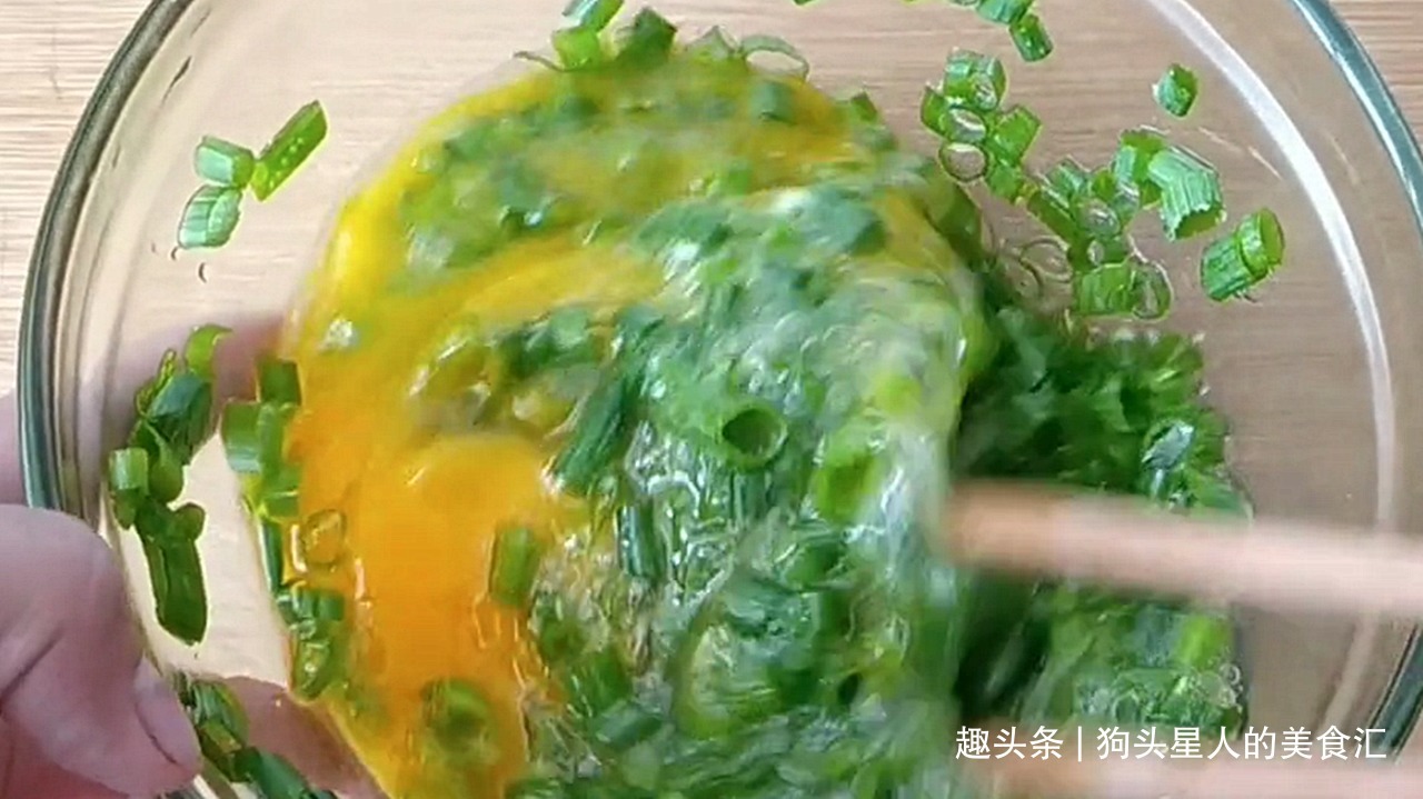 鸡蛋葱花饼,全程手不沾面,记住这三点,柔软筋道,做法特别简单