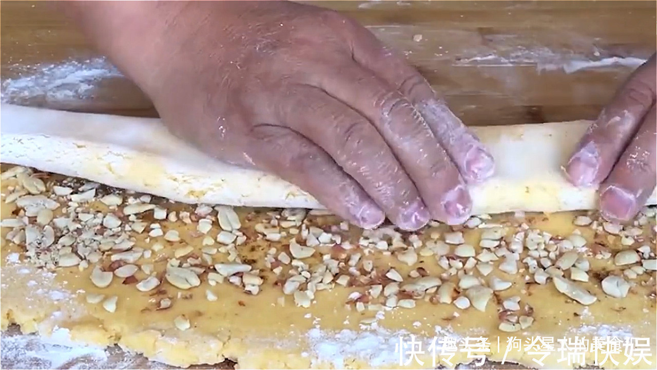 玉米面最好吃的做法,看着都流口水,暄软细腻,越嚼越香