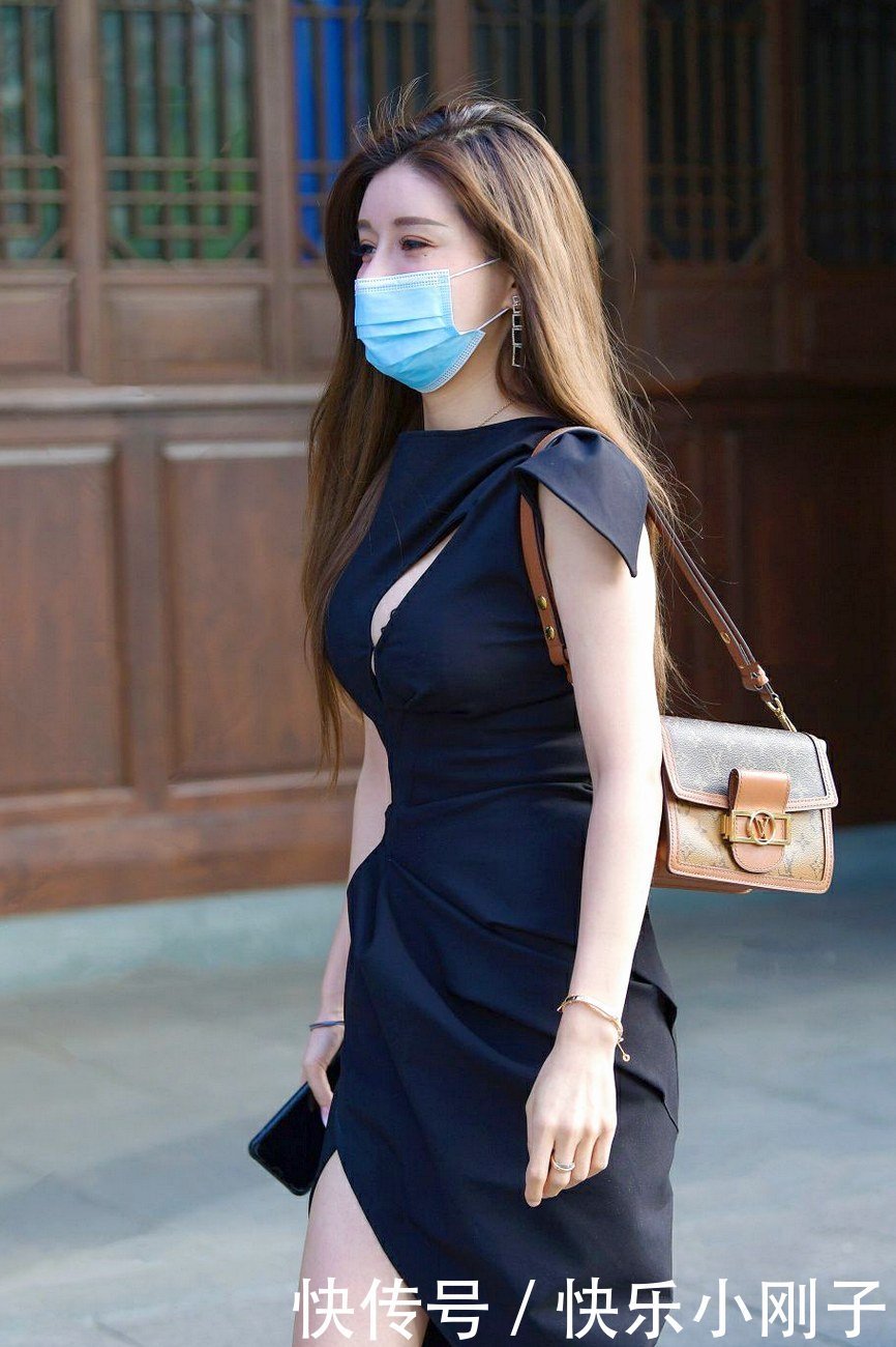 用包包打造轻松随性的效果，你会发现意外的好看，试试看