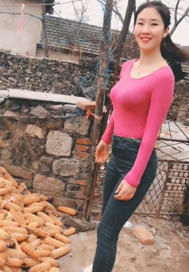 t恤衫|大圆领口T恤+牛仔裤搭配,小姐姐穿搭一丝不苟