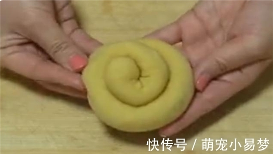 4个鸡蛋1碗面粉，零添加，不用烤箱，做松软香甜小面包的秘方