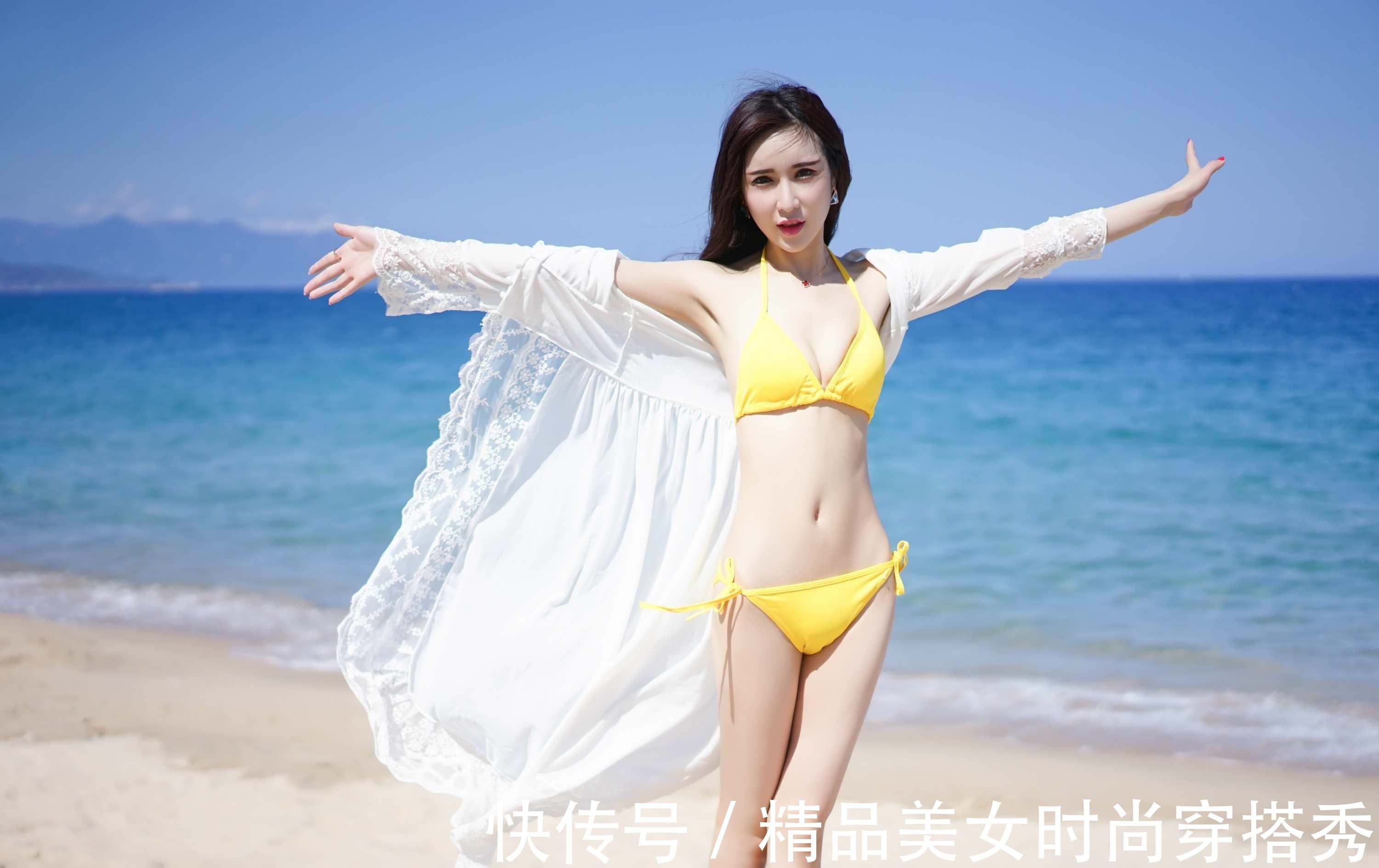 透视长衫 黄色的比基尼穿在身上吸睛时尚,外搭一件白色透视长衫,性感迷人