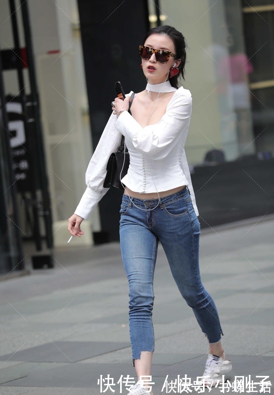 女孩儿|想这样完美的女孩儿？应该不缺男朋友吧，不然走路为什么这么自信