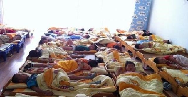 孩子|实拍幼儿园孩子午睡,一组图看完才明白,这些衣服真不适合孩子穿!