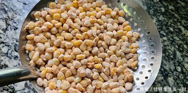 试一下|香喷喷的椒盐玉米,下酒下饭都不错,做法简单又美味,值得一吃