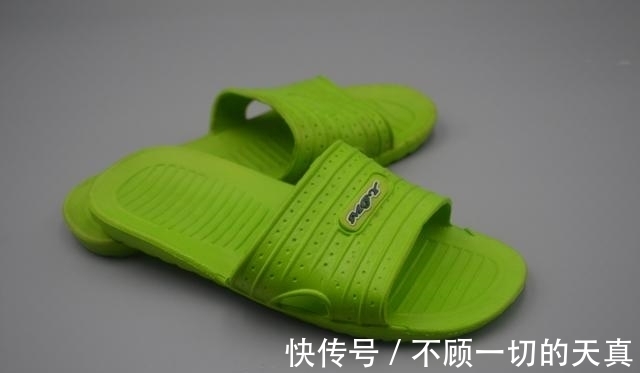 不管拖鞋多脏多黑,简单的泡一泡,一年没洗的拖鞋立马干净如新