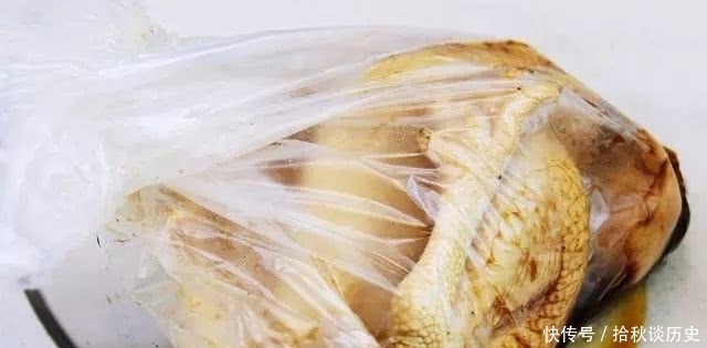 蒸鸡|荷叶蒸鸡,鸡肉软糯入味,荷香扑鼻,直接用手撕着吃真的大快朵颐